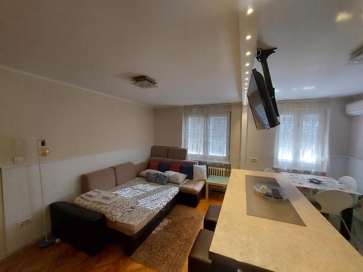 Central Apartment With Garage Újvidék Kültér fotó