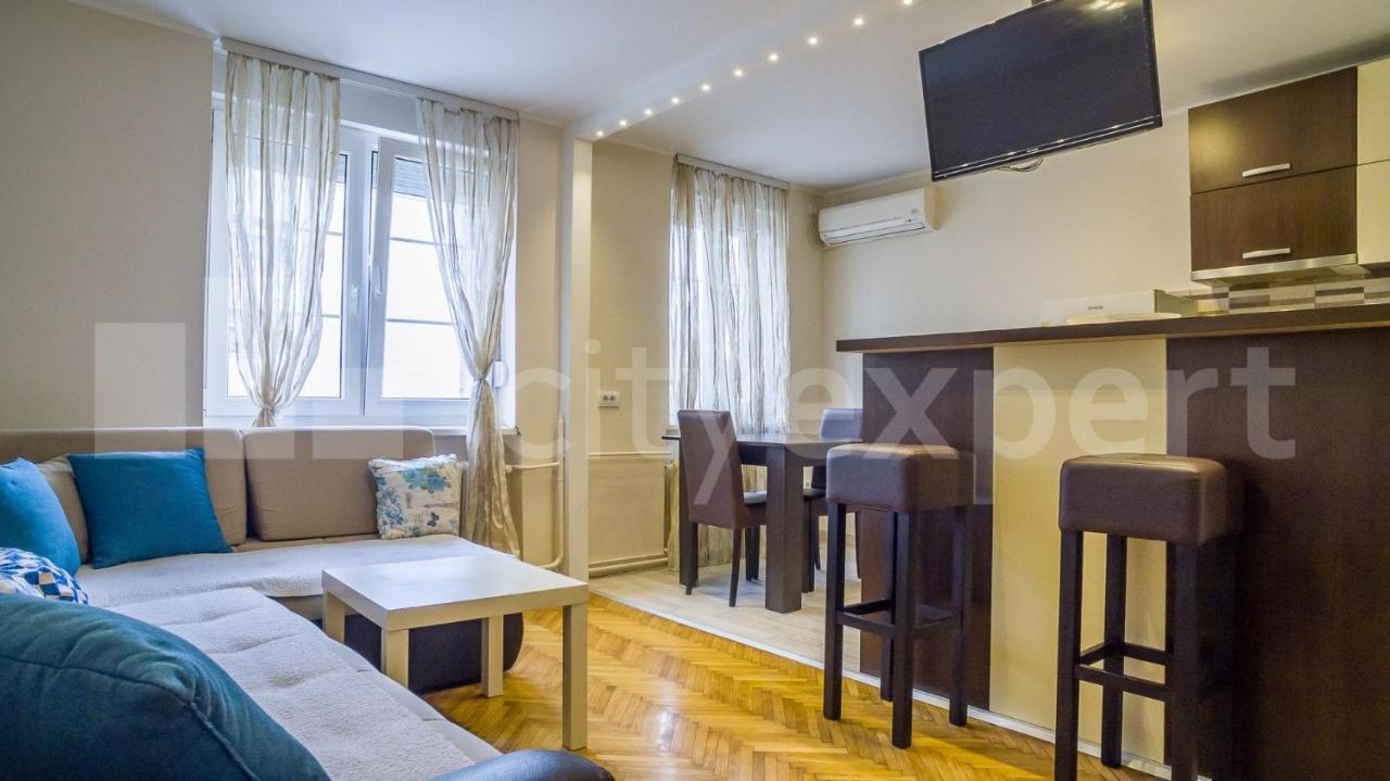 Central Apartment With Garage Újvidék Kültér fotó